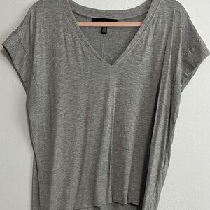 White House Black Market V neck T Size L
